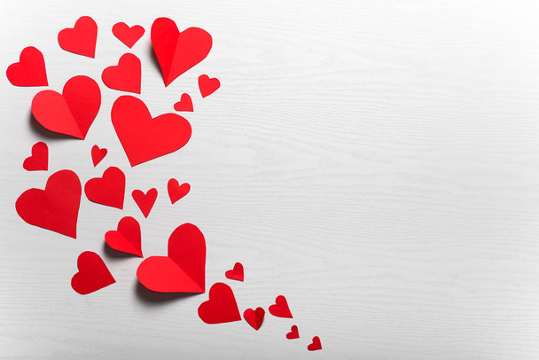 Fondo blanco madera con corazones rojos. El concepto de San Valentín
. - Foto, Imagen
