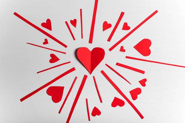 Fond blanc en bois avec des cœurs rouges. Le concept de Saint-Valentin
. - Photo, image