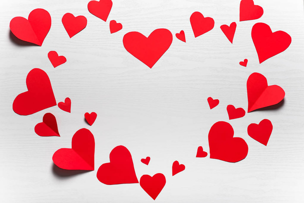 Деревянный белый фон с красными сердцами. Концепция Дня Святого Валентина
. - Фото, изображение