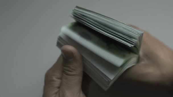 Businessmans ręce licząc kilkaset rachunki Euro przy stole - Materiał filmowy, wideo