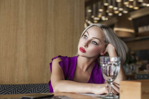 Красива жінка в ресторані або кафе
 - Фото, зображення