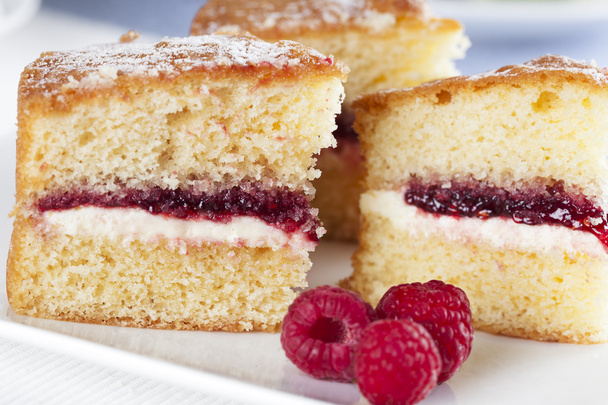 Gâteau éponge et framboises
 - Photo, image