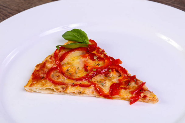 leckeres Pizza-Sortiment mit Würstchen, Pilzen und Gemüse - Foto, Bild