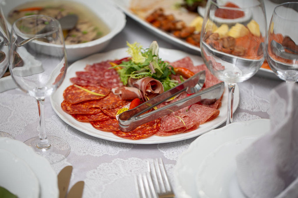 sliced salami on the plate at the restaurant - Фото, зображення