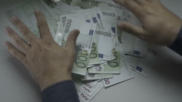 Üzletember kezek számolás száz euró számlák egy asztalnál - Felvétel, videó