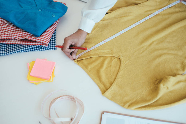Designer mesurant la chemise à manches longues
 - Photo, image