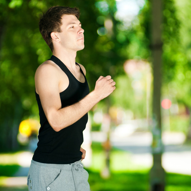 Nuori mies lenkillä puistossa
 - Valokuva, kuva