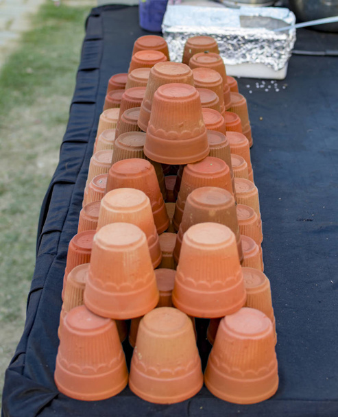 Глиняні грязьові чашки на виставці в одному магазині для напоїв
 - Фото, зображення