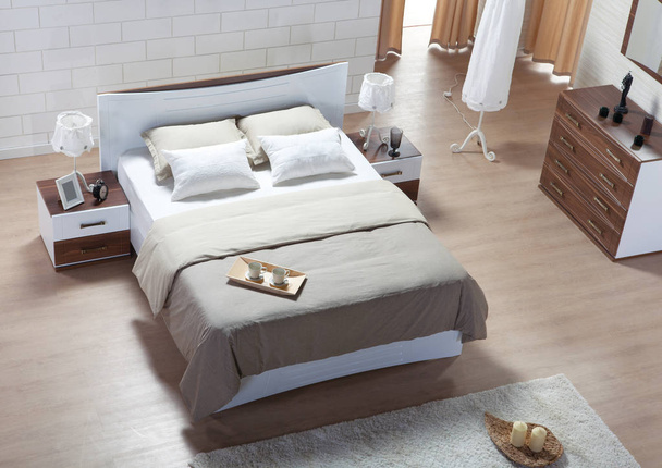 Интерьер спальни с двуспальной кроватью
 - Фото, изображение