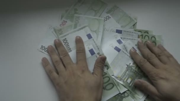 Businessmans 手のテーブルで 100 ユーロ札を数える - 映像、動画