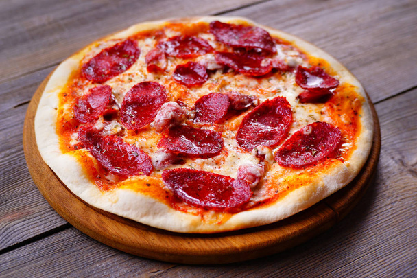 Pizza de pepperoni clássica, receita italiana
 - Foto, Imagem