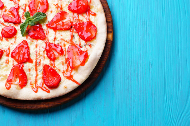 Strawberry pizza on blue background, summer pastry - Foto, Imagem