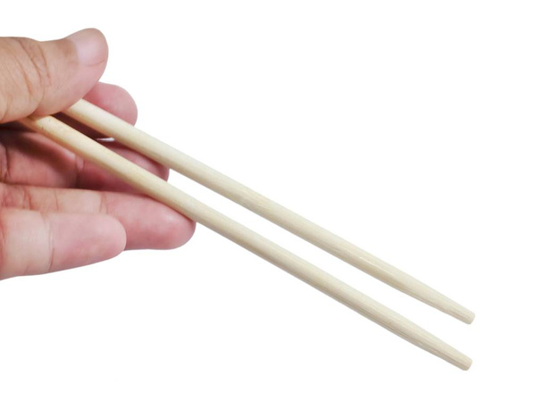 Asiatico tradizionale, bastoncini di legno Hodling mano isolato su sfondo bianco, per mangiare cibo asiatico
. - Foto, immagini