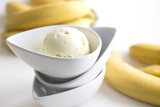 νόστιμο παγωτό και τις μπανάνες σε λευκό φόντο. Σπιτικό παγωτό - Φωτογραφία, εικόνα