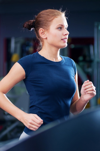 Jovem mulher no ginásio correr em uma máquina
 - Foto, Imagem