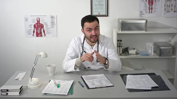 Doctor talking to camera, smiling and showing thumbs up - Φωτογραφία, εικόνα