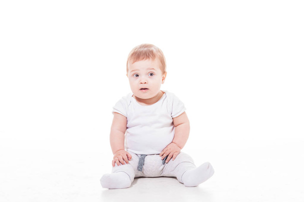 Happy baby is sitting on the floor - Valokuva, kuva