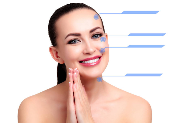 Close-up tiro de rosto bonito feminino com marcas azuis na pele para procedimentos médicos cosméticos, isolado no fundo branco
 - Foto, Imagem