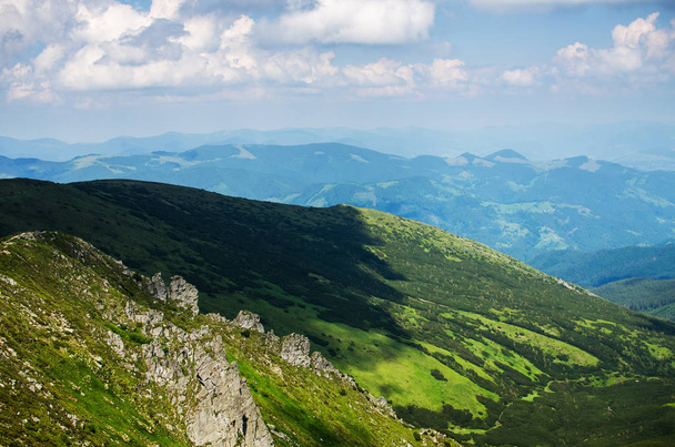 Ukrayna'da Karpat Dağları üzerinde yatay bir yaz gününde - Fotoğraf, Görsel