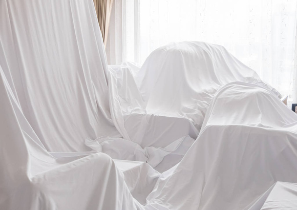 部屋に家具を覆う白い防塵カバー - 写真・画像