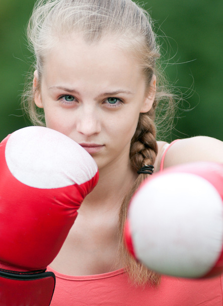 Young boxer woman at green park - Foto, Bild