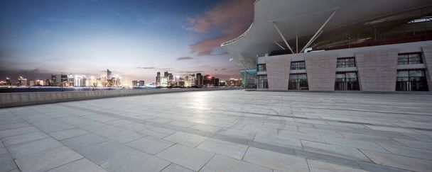 prázdná zem s moderní městské panorama - Fotografie, Obrázek