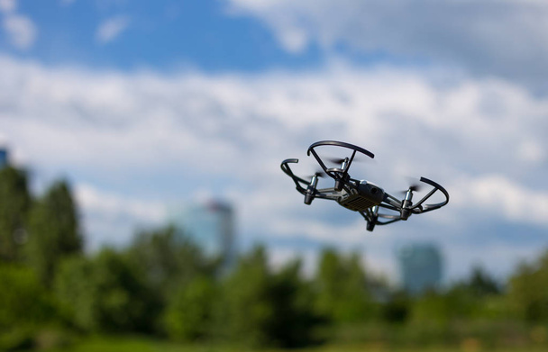Fliyng drone aurinkoisena päivänä
 - Valokuva, kuva