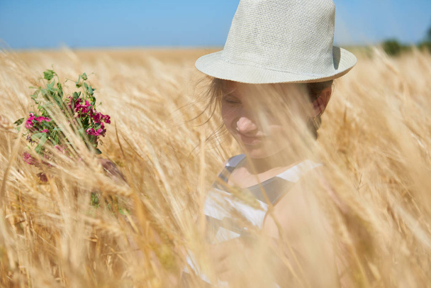 enfant est dans le champ de blé jaune, soleil brillant, paysage d'été
 - Photo, image