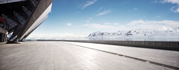 chão de tijolo vazio com montanhas de neve como fundo
 - Foto, Imagem