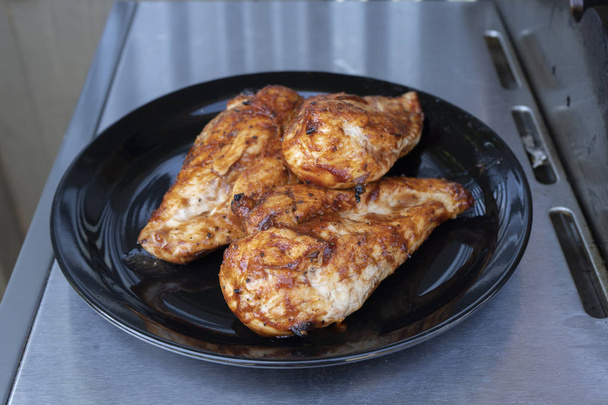 Koch grillt Checken Brust auf dem Grill, langsames Kochen und die richtigen Gewürze sorgen für eine sehr schmackhafte Mahlzeit  - Foto, Bild