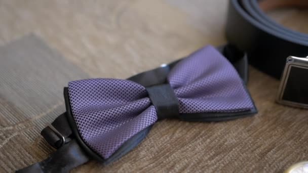 Bow novio corbata y accesorios
 - Metraje, vídeo
