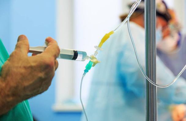Medici mano e infusione goccia in ospedale su backgroun offuscata
 - Foto, immagini