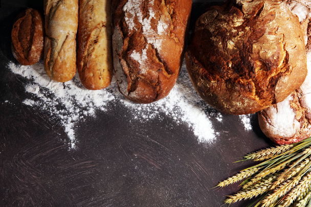 Différents types de pain et rouleaux de pain à bord d'en haut. Poster cuisine ou boulangerie design
. - Photo, image