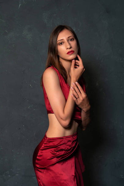 明るい赤いドレスを着た背の高い細身のウクライナ語ブルネット - 写真・画像