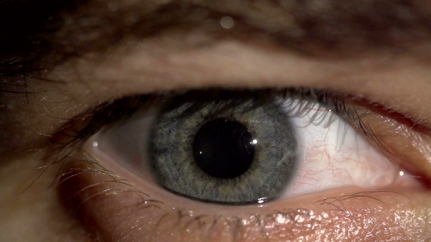 A tanuló szem válik szűk, mint a kábítószer rabja - Felvétel, videó