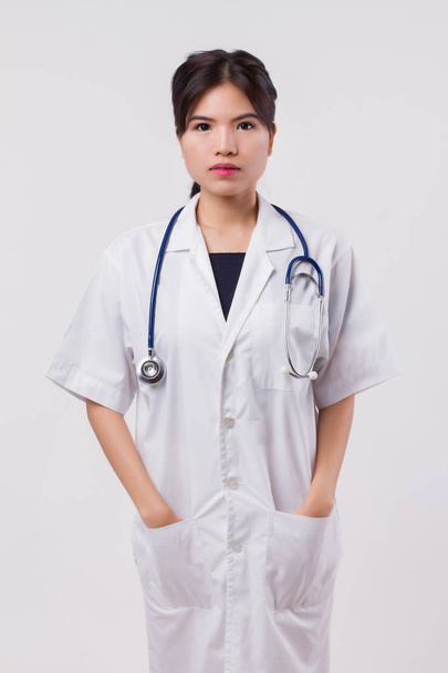fiducioso felice sorridente asiatica medico femminile, medico donna, chirurgo donna, medico donna, operaio ospedaliero, professione sanitaria studio bianco isolato ritratto
 - Foto, immagini