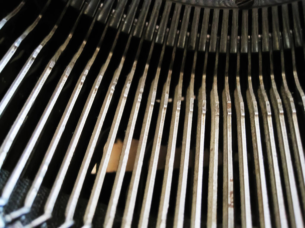 Primer plano de las partes metálicas antiguas negras de las máquinas de escribir
                              - Foto, Imagen