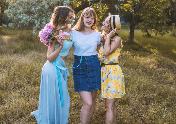Üç kız arkadaş açık park veya orman - Fotoğraf, Görsel