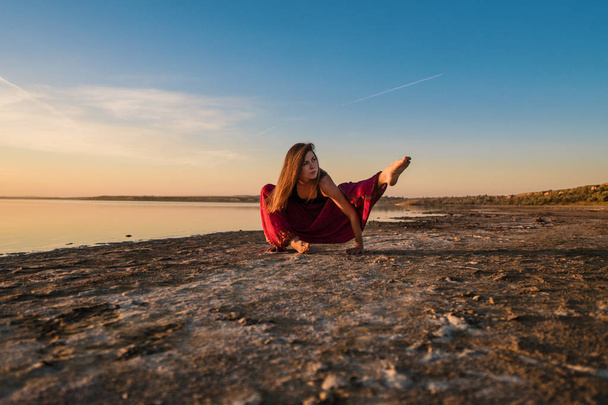 Gün batımında sahilde Yoga kadınla. - Fotoğraf, Görsel
