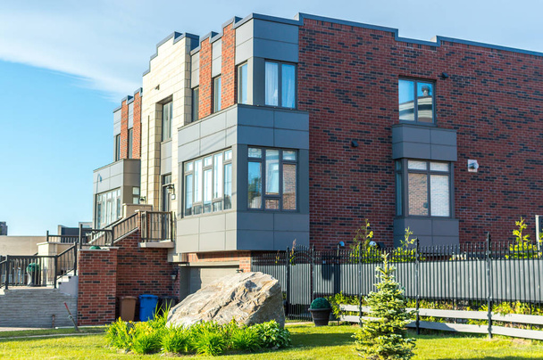 Casa moderna cara con enormes ventanas en Montreal, Canadá
. - Foto, imagen