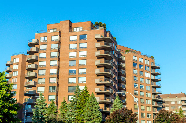 Nowoczesne mieszkania budynków z ogromnymi oknami i balkonem w Montreal, Kanada. - Zdjęcie, obraz