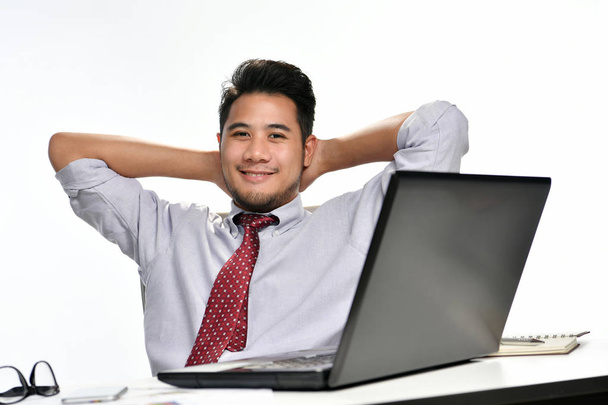 Молодий бізнесмен сидить у розслабленій позі після легкої роботи
 - Фото, зображення