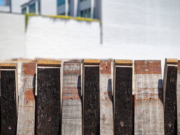 Quelques morceaux d'un tonneau forment une clôture décorative dans un environnement urbain par une journée fraîche
 - Photo, image