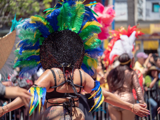 Kobiety sobie Aztec pióro zużycie głowicy, marsz w dół parada - Zdjęcie, obraz