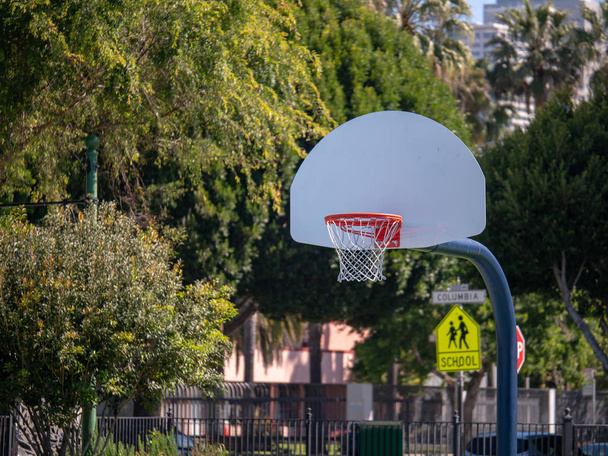 ein Basketballkorb im Freien auf einem Schulhof - Foto, Bild