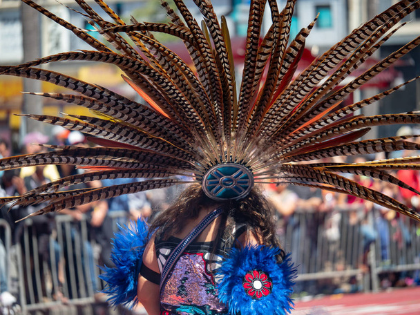 Традиционный мексиканский головной убор, украшенный женщиной во время публичного марша
 - Фото, изображение