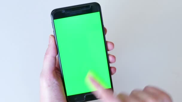 Молода жінка надсилає повідомлення через смартфон, 4k Video Clip
 - Кадри, відео