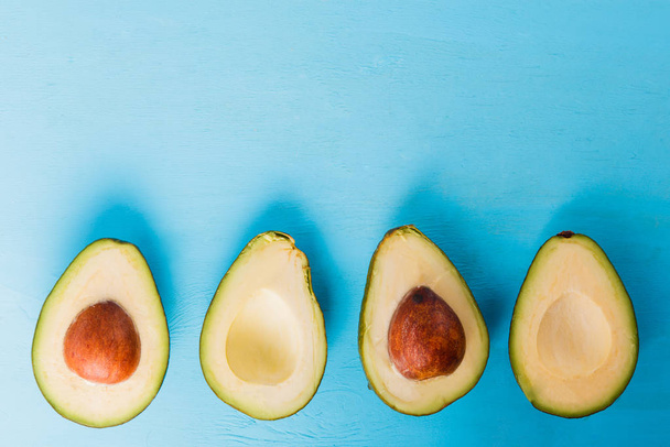 frische Avocado auf farbigem Hintergrund. gesunde biologische Lebensmittel - Foto, Bild