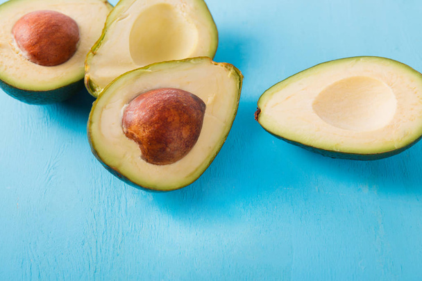 Свіжий авокадо на кольоровому фоні. Здоров'я органічна їжа
 - Фото, зображення