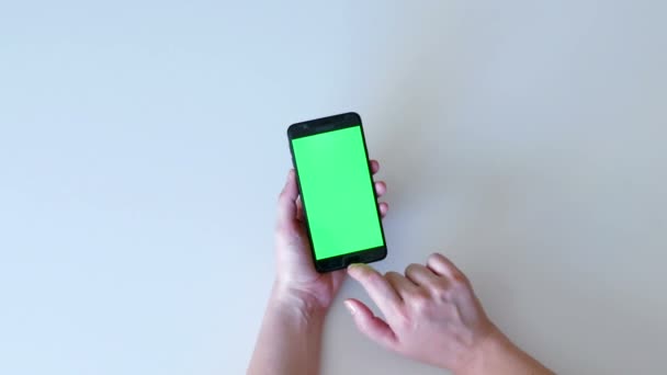 Νεαρή γυναίκα στέλνει ένα μήνυμα μέσω του ένα έξυπνο τηλέφωνο, 4k Video Clip - Πλάνα, βίντεο